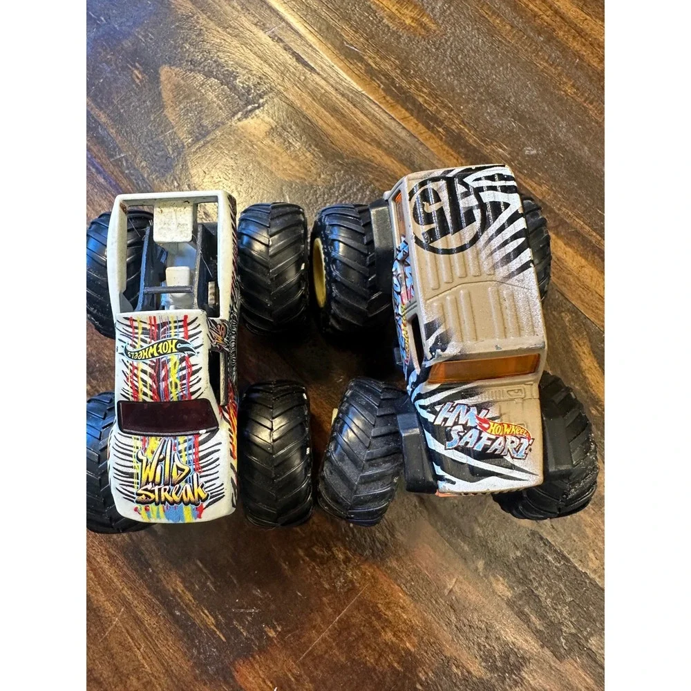 Monster Jam Wild Streak & HW Safari Jeep Monser Truck 1:64‎ Hot Wheels lot of 2